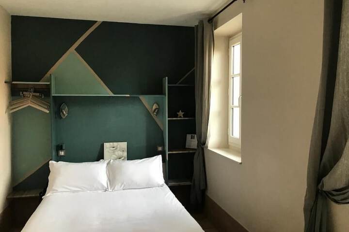 Room 6 of 18
