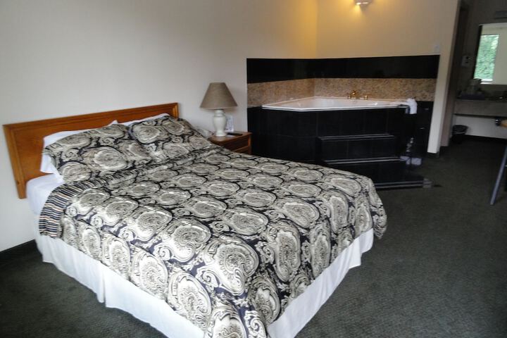 Queen Bed Accessible (3 of 3)