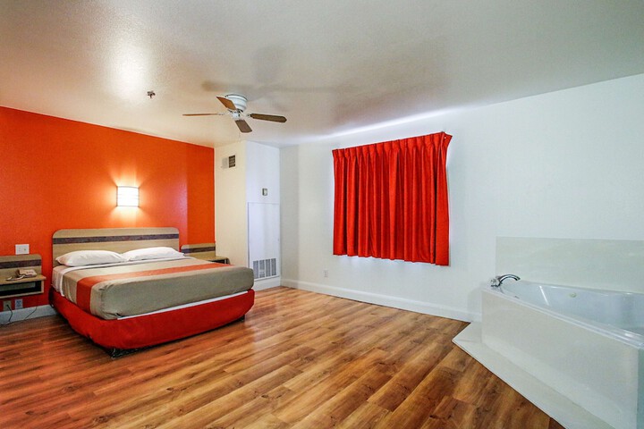 Room 10 of 33