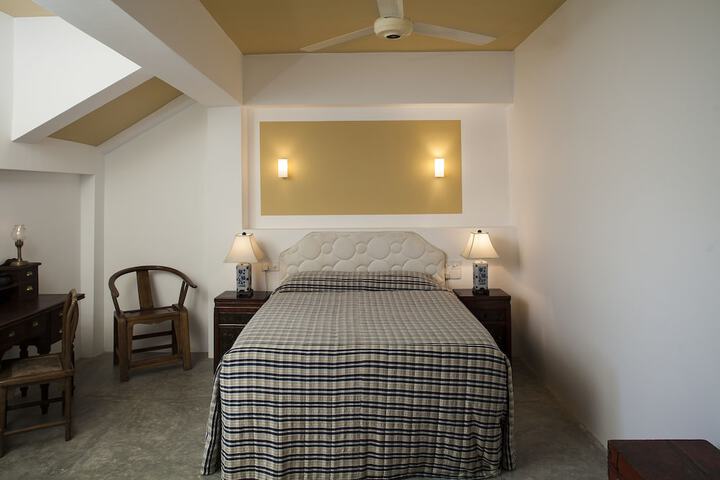 Room 3 of 77
