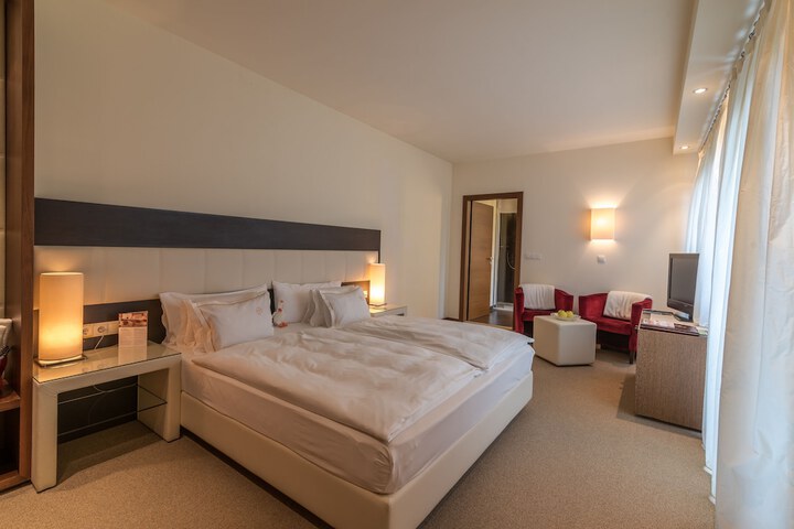 Room 2 of 136