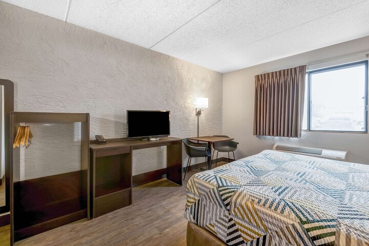 1 Queen Bed (9 of 15)