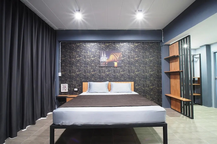 Room 7 of 18