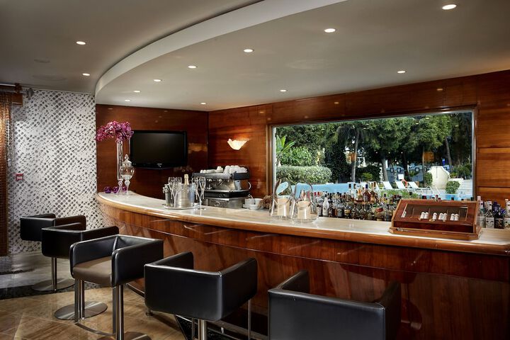 Lounge 107 of 139