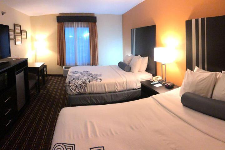 2 Queen Beds High Speed Internet Accessible Microwave and Refrigerator, Coffee Maker Iron and Ironing Board Hairdryer Full Breakfast (4 of 6)