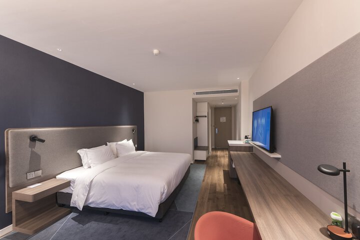 Room 6 of 33