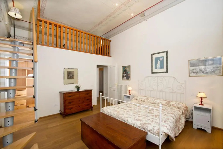Room 4 of 9