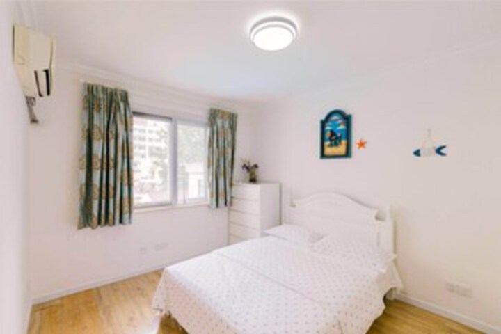 Room 6 of 8