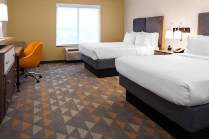 2 Queen Beds (1 of 6)