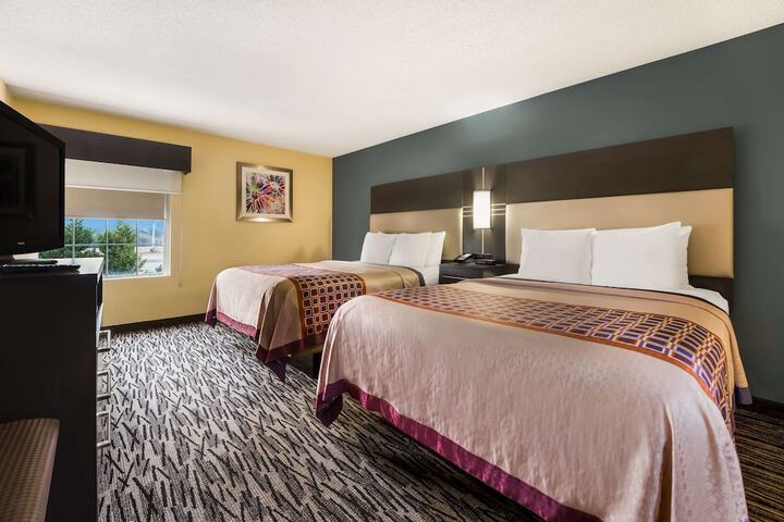 2 Queen Beds Microwave and Refrigerator WiFi Full Breakfast (12 of 15)