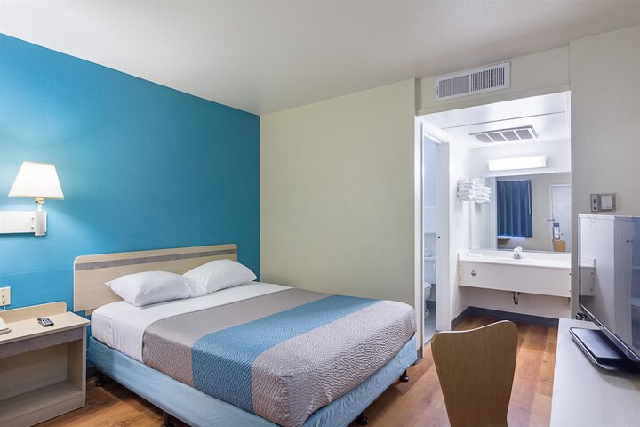 1 Queen Bed (2 of 3)