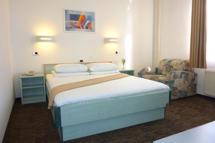 Room 4 of 61