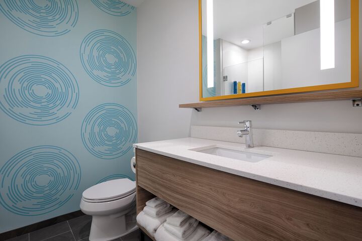 2 Queen Beds with Walk in Shower (2 of 7)