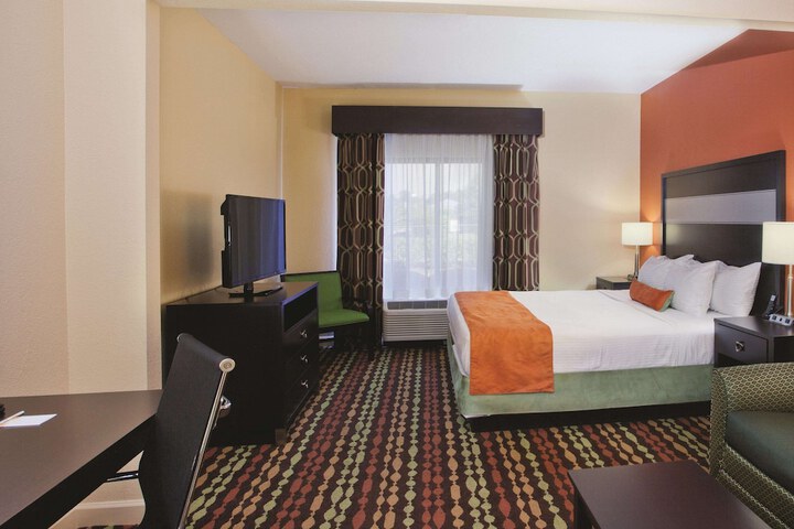 1 King Bed Accessible (10 of 10)