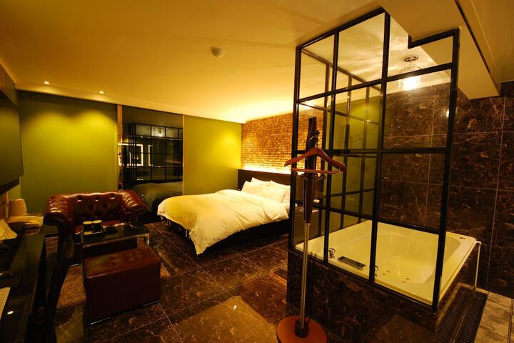 Room 3 of 44