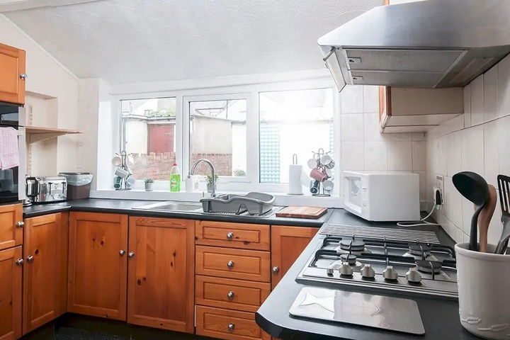 Image of Spacious Victorian 4 bed House Near Heath Hospital