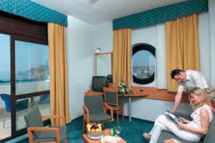 Suite 4 of 5