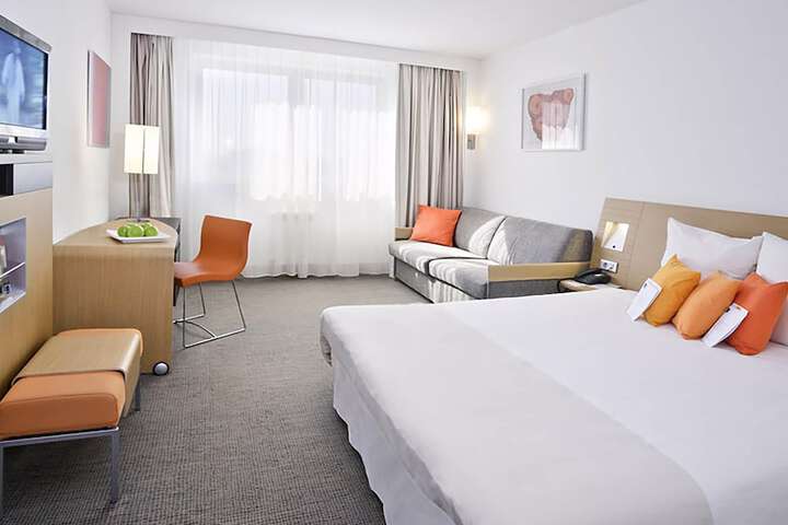 Room 17 of 102