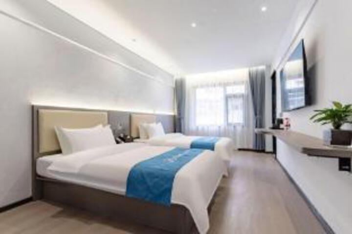 Room 8 of 9