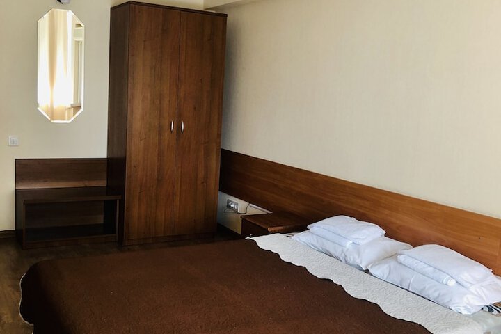 Room 10 of 34