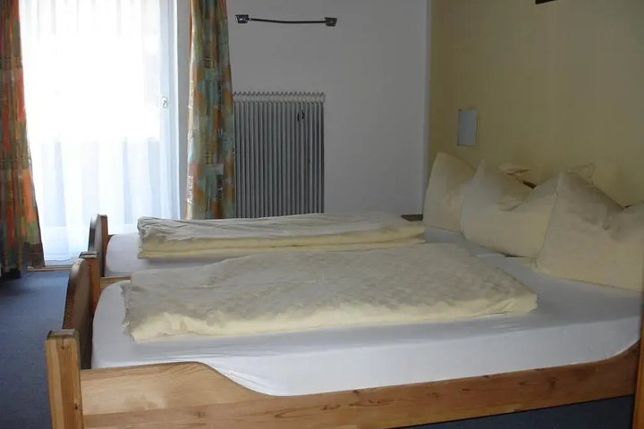 Room 5 of 12