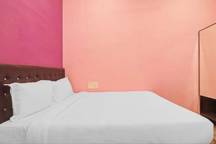 Room 4 of 9