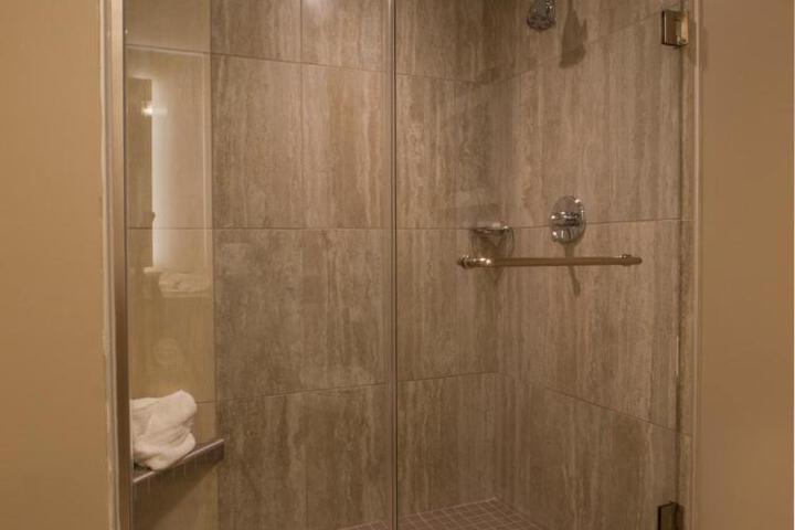 Executive Queen Room (2 of 9)