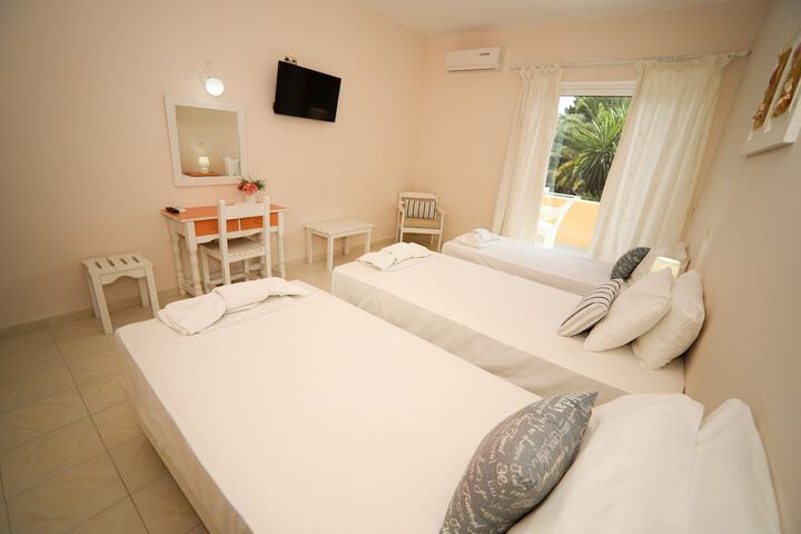 Room 9 of 37