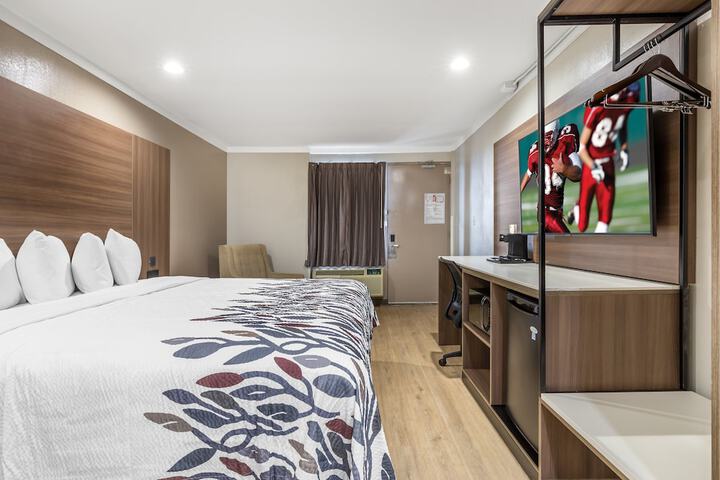 Deluxe King Bed Accessible (7 of 15)