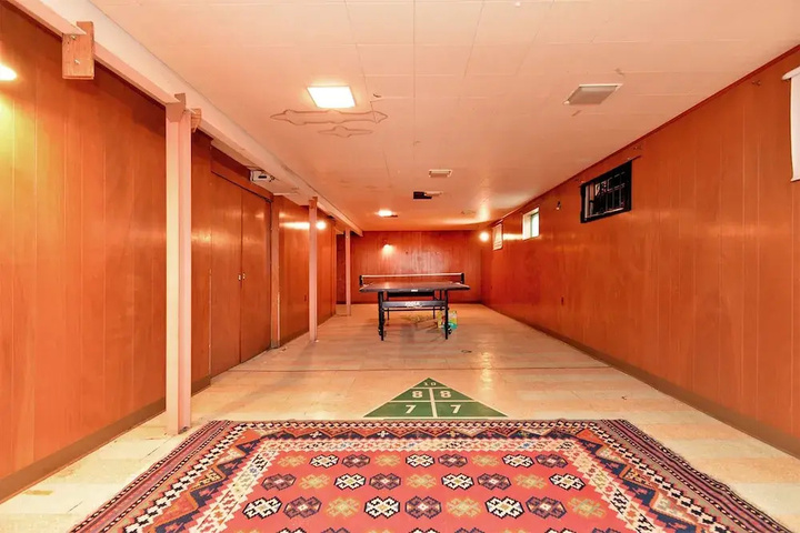 Room 10 of 18