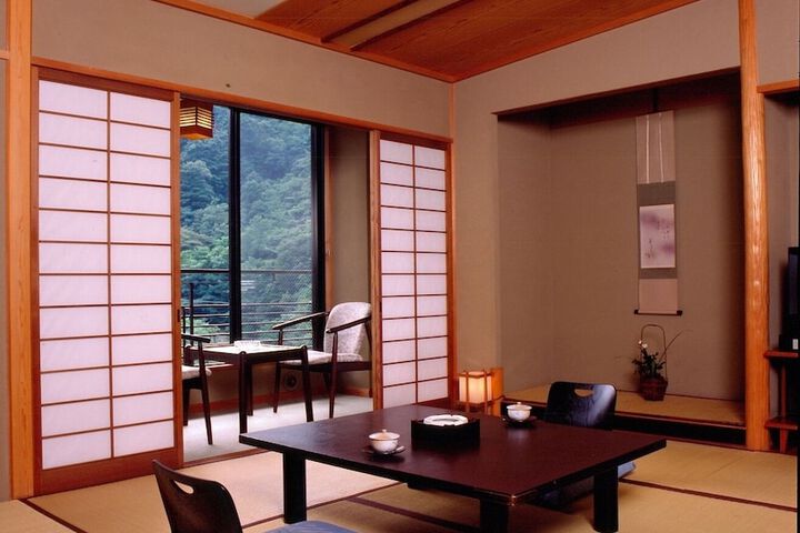 Room 6 of 13