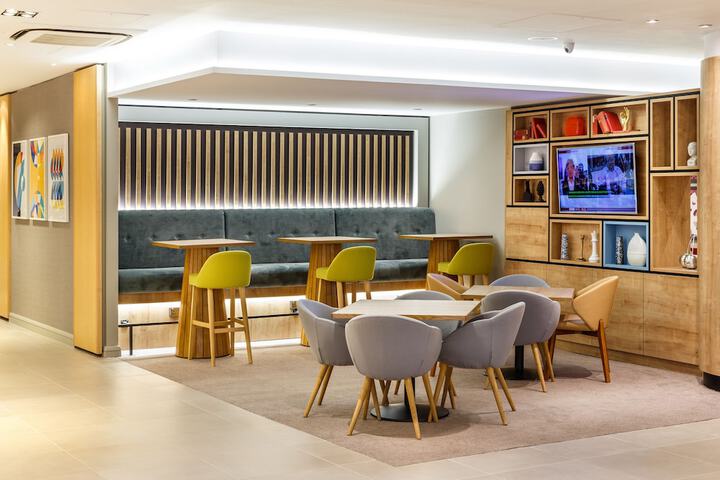 Lounge 56 of 76