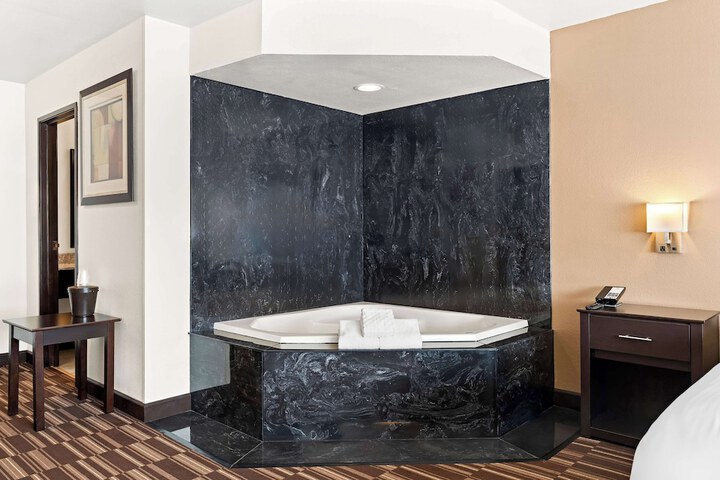 1 King Bed Mobility Accessible Communication Assistance Bathtub Continental Breakfast (4 of 19)