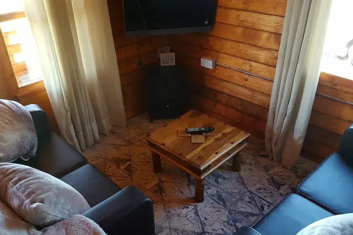 Room 5 of 9