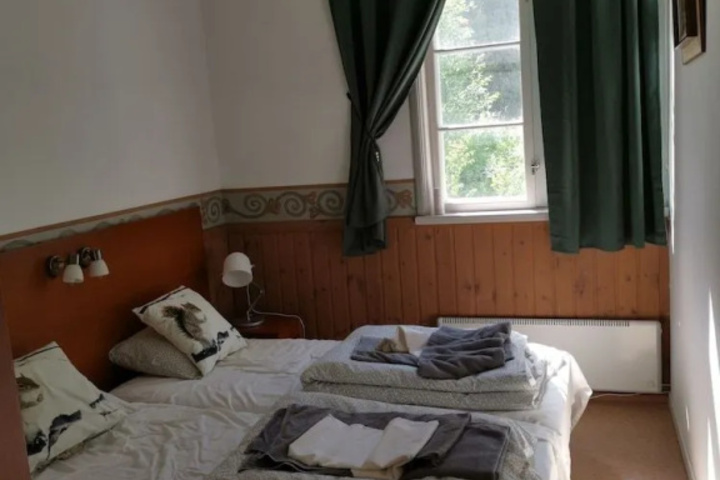 Room 4 of 9
