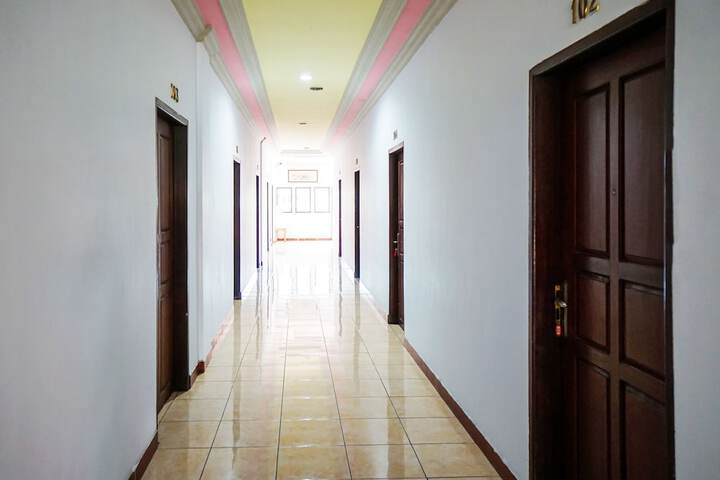 Ballroom/Hall 30 of 32