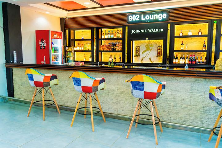 Lounge 7 of 8