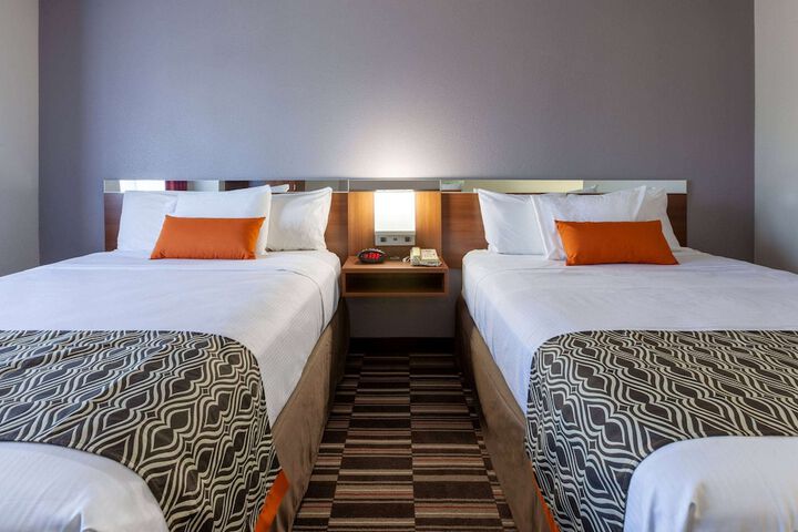 2 Queen Beds (2 of 14)