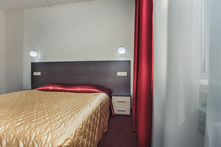 Room 8 of 42