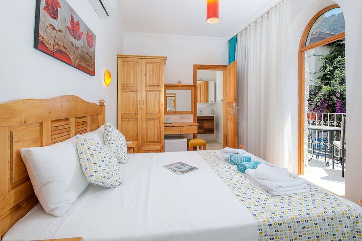 Room 10 of 77