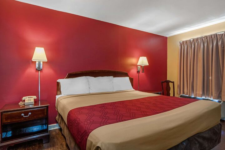 1 King Bed (5 of 22)