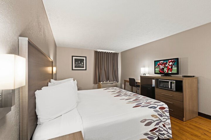 Deluxe King Bed (9 of 16)