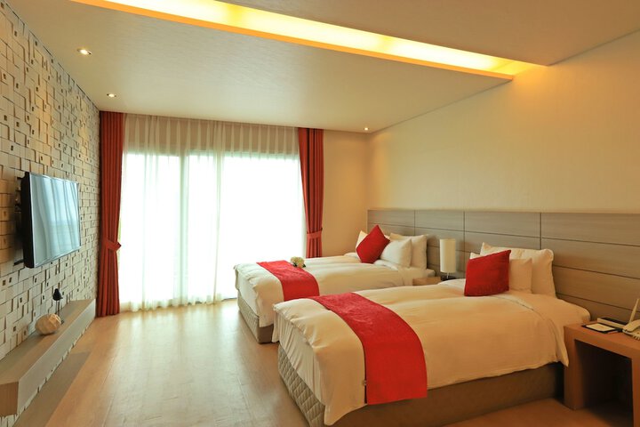 Room 3 of 78