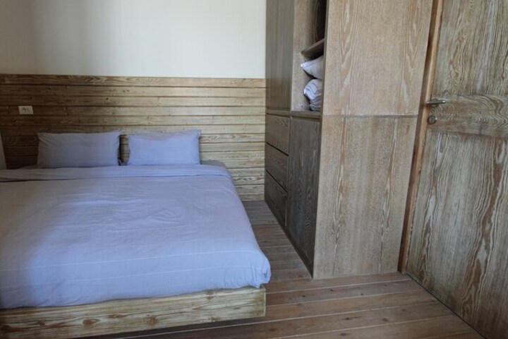 Room 3 of 102