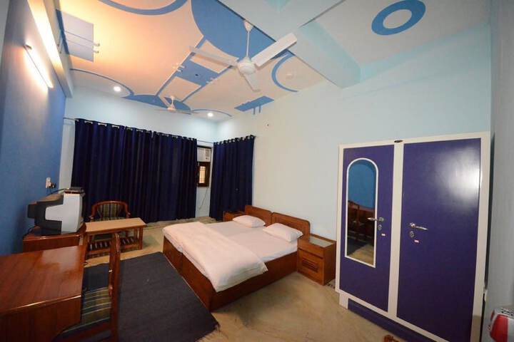 Room 2 of 5