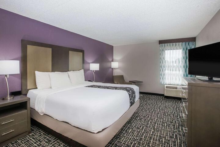 1 King Bed (4 of 15)