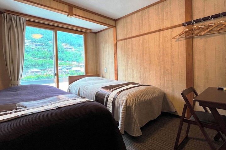 Room 23 of 107