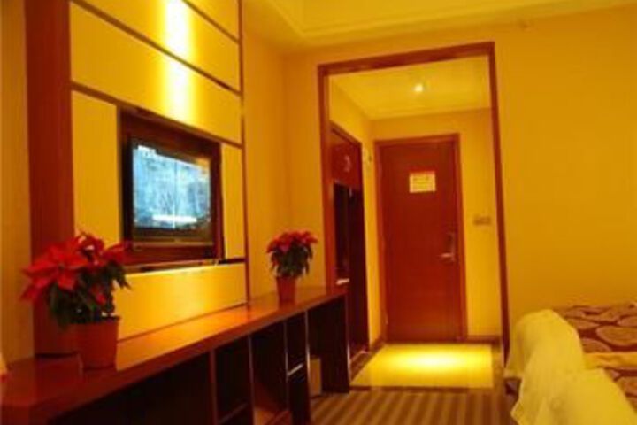 Room 11 of 18