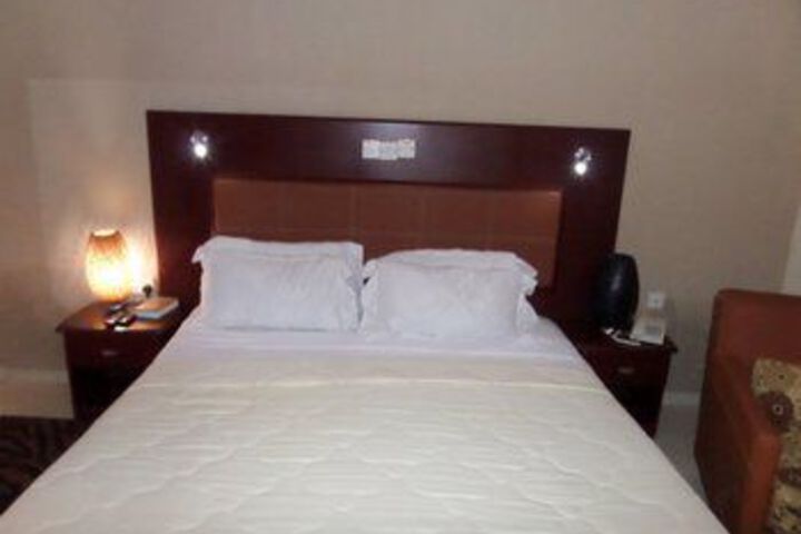 Room 13 of 33