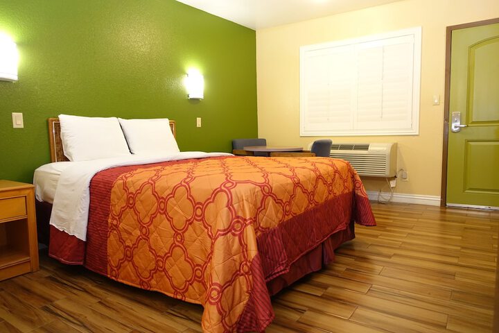 1 Queen Bed (17 of 41)